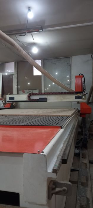 CNC фреза със серво двигатели и вакуум маса