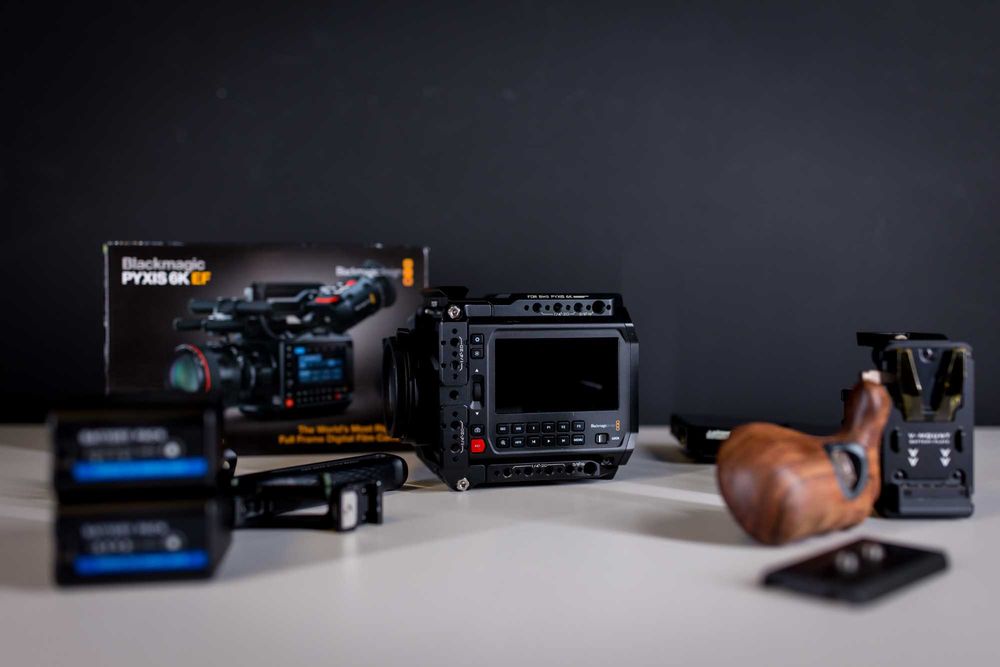 Blackmagic Pyxis 6k + Cage Tilta, Monitor Fellworld, 2x Baterii BP