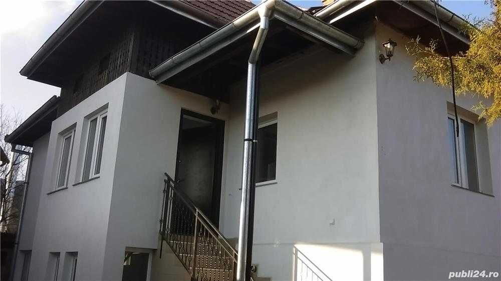Inchiriez casa duplex cu 2 apartamente, crama si curte generoasa