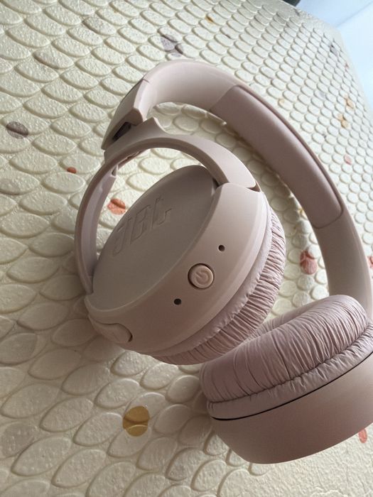 Casti JBL roz ca noi
