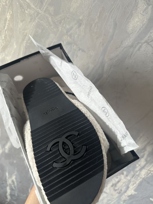 Пушистые тапочки CHANEL