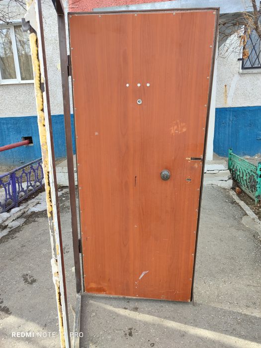Продам дверь б/у