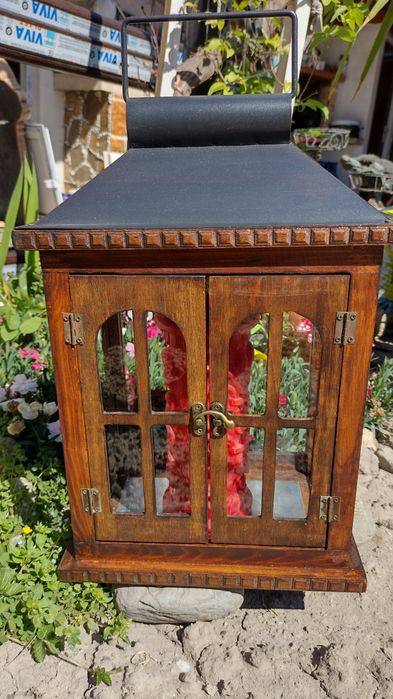 Винтидж поставка за свещ. Дървена къщичка с метален покрив с отвор