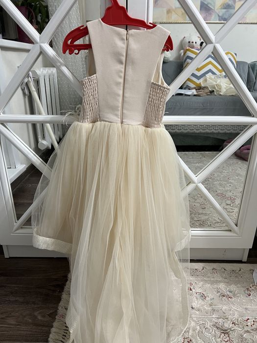 Продам шикарное платье на 6-7 лет