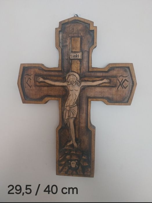 Crucifix lucrat manual în lemn de fag