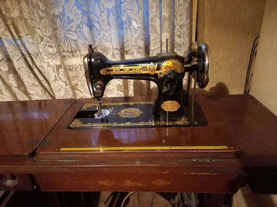Старинна крачна шевна машина