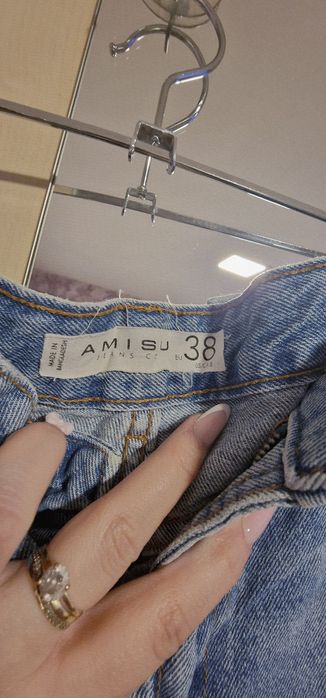 Vând pantaloni scurți din denim Amisu