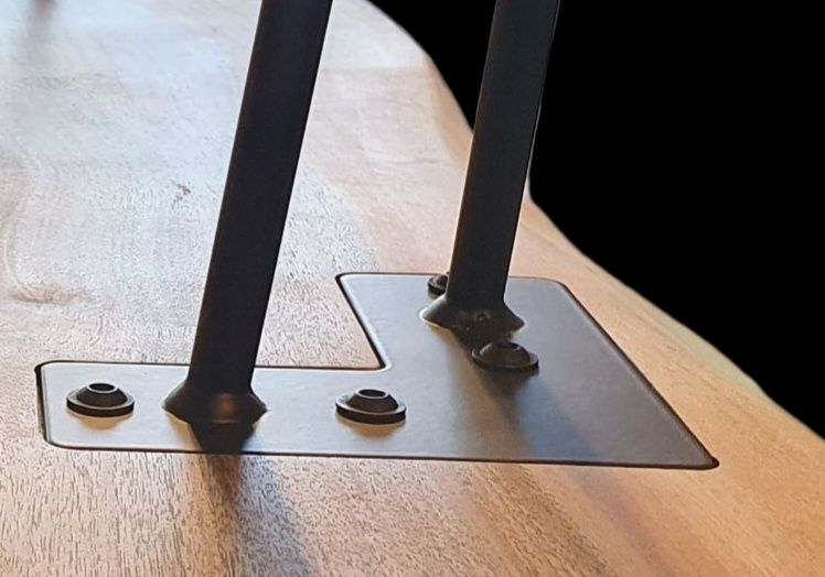 Масa за кафе. Масив орех с черна епоксидна смола.