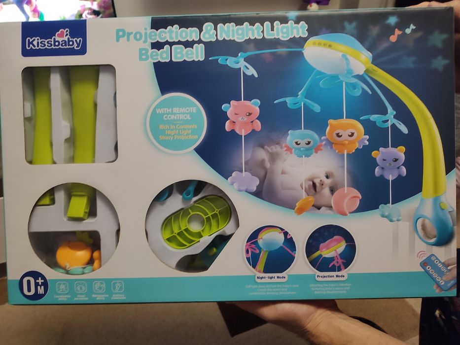 Vând bucătărie de lemn și carusel pentru pătuț