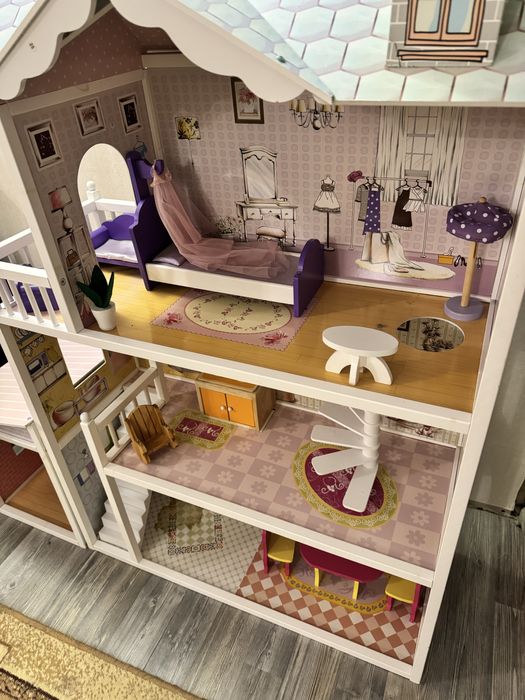 Продаю кукольный домик