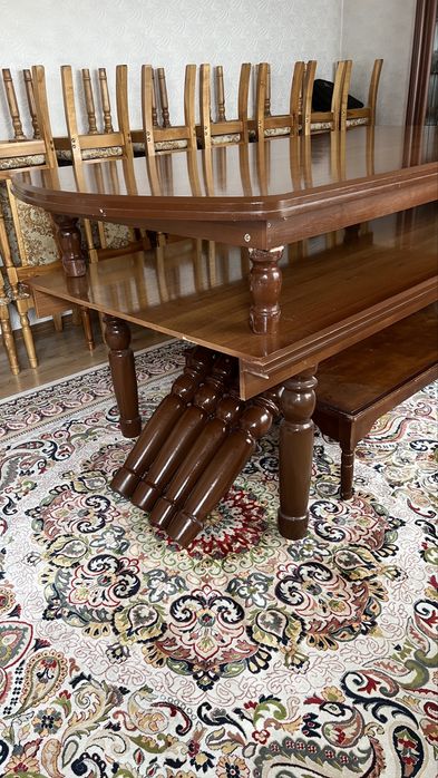 Стол и стулья на гостиную