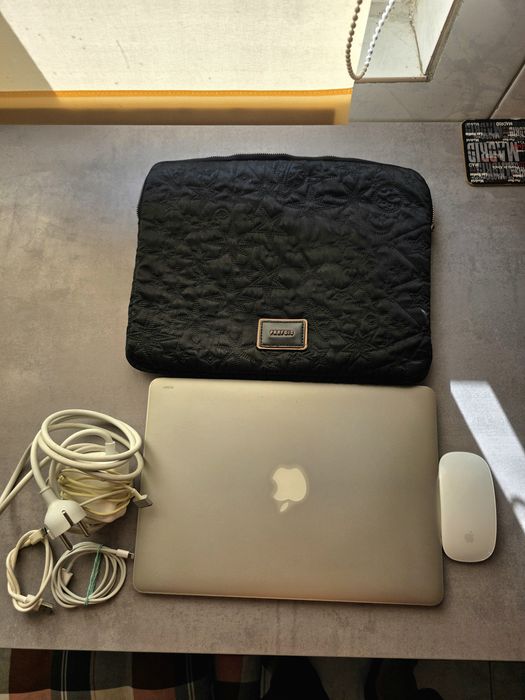 MacBook Air 13" 2017 – i5 1.8GHz / 8GB RAM / Intel HD 6000 cu Magic Mouse inclus