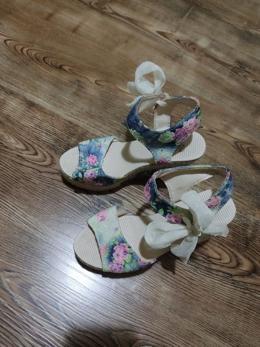 Продам летние туфельки с бантиком б/у