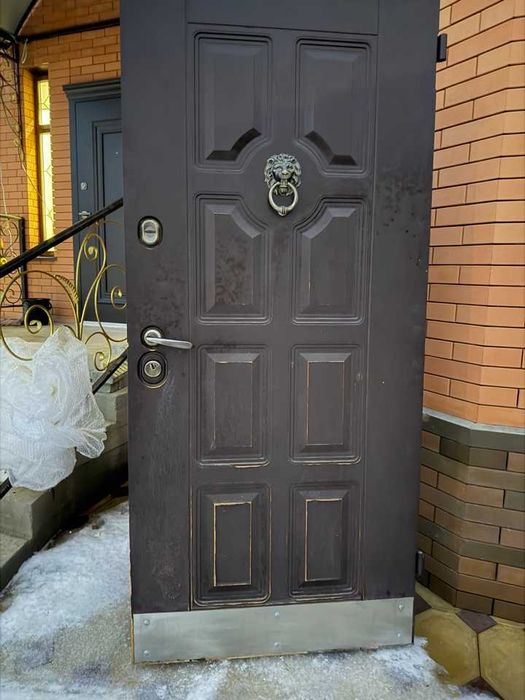 Продается входная наружная дверь б.у.