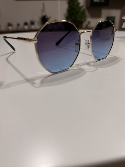 Продавам слънчеви очила