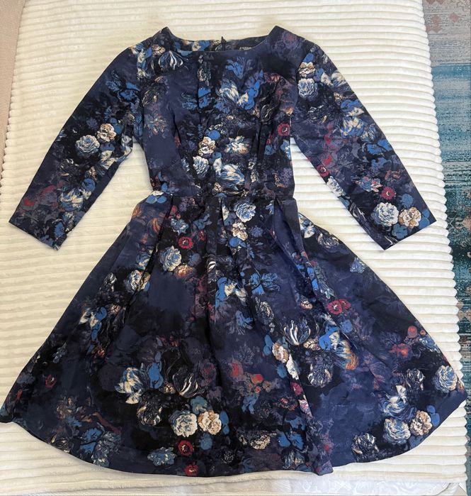 Платье женское, плотная ткань, размер 42.