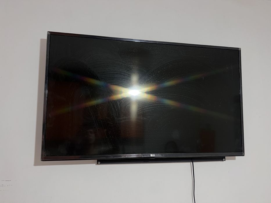 Телевизор LG  97 см на 57 см