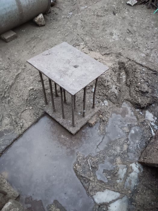 Продам четыре подставки под емкость