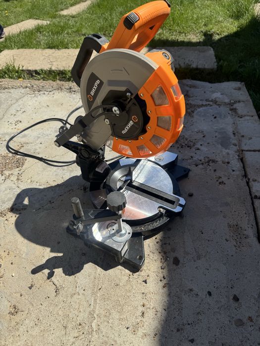 Продается торцовочная  пила