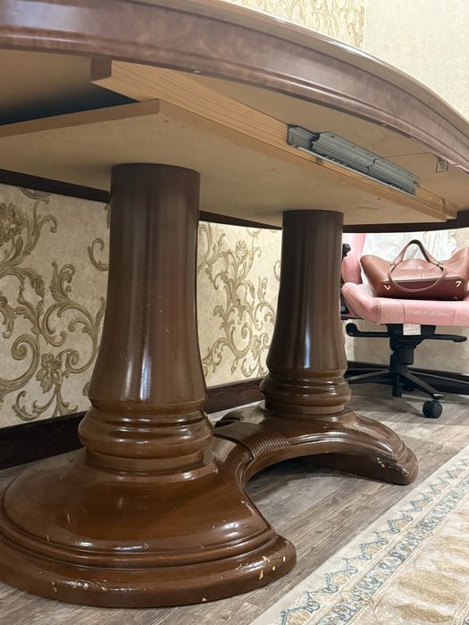 Стол большой коричневый