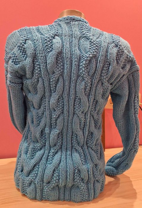 Ръчно плетена къса жилетка