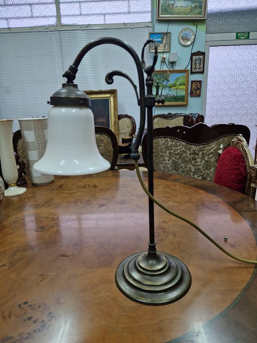 Прекрасна антикварна немска бронзова настолна лампа