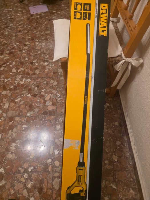 Vibrator pentru beton Dewalt