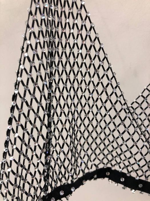 top din plasă cu pietre