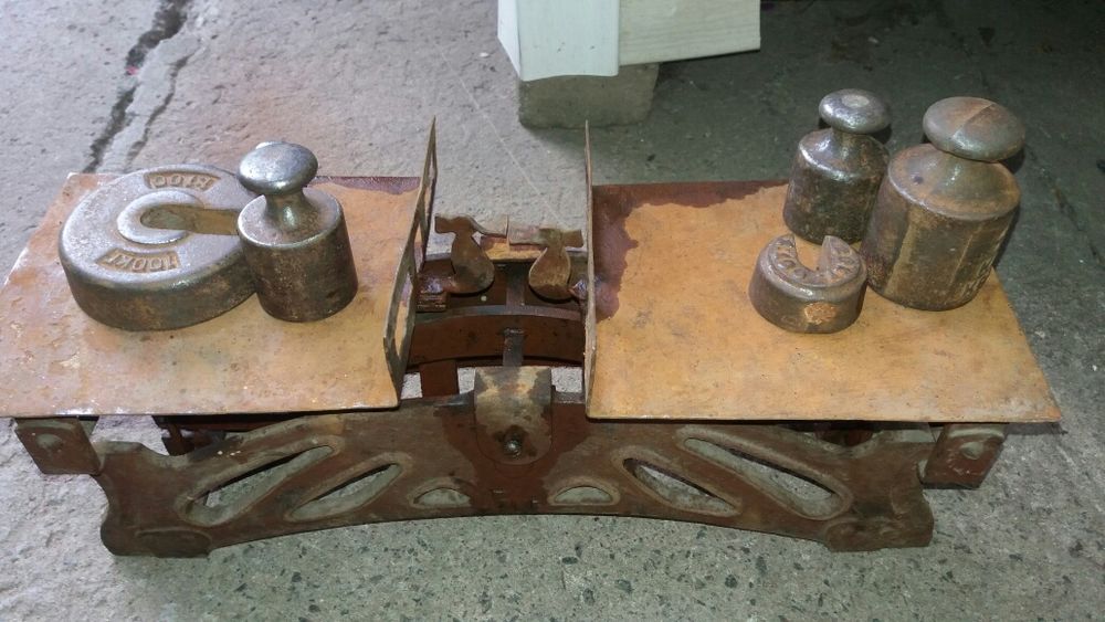 Весы старинные с гирями