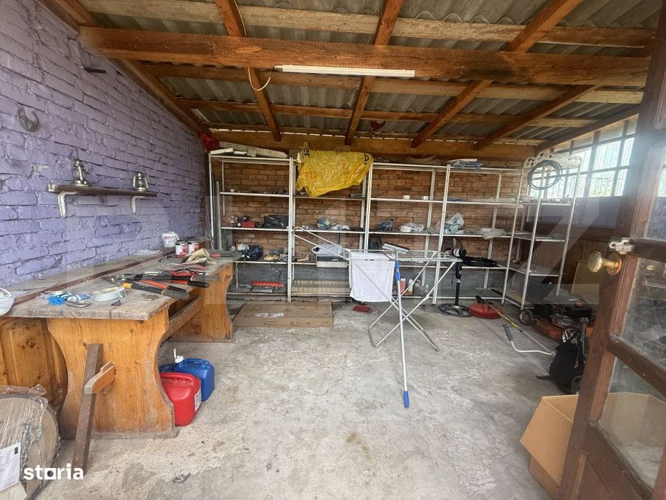 Casa spatioasa, 294 mp, 1.692 mp teren, garaj, terasa si gradina – V