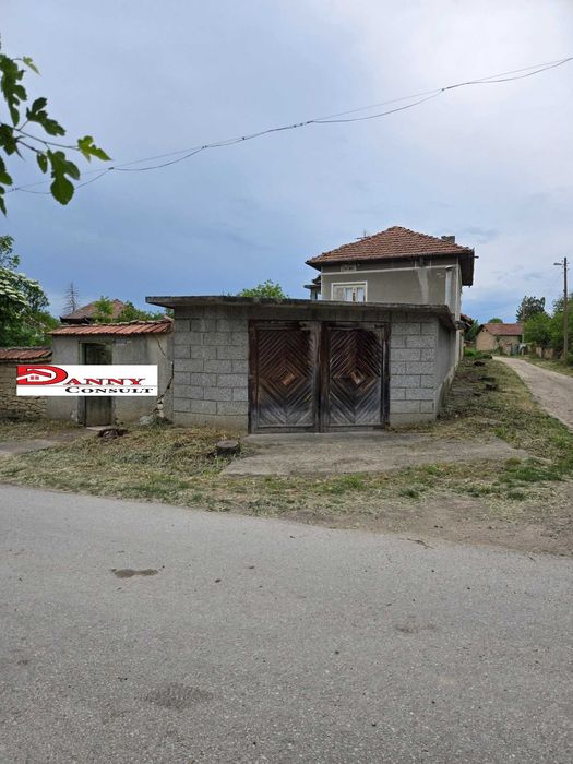 Двуетажна къща с кладенец в с. Водолей - обл. В. Търново