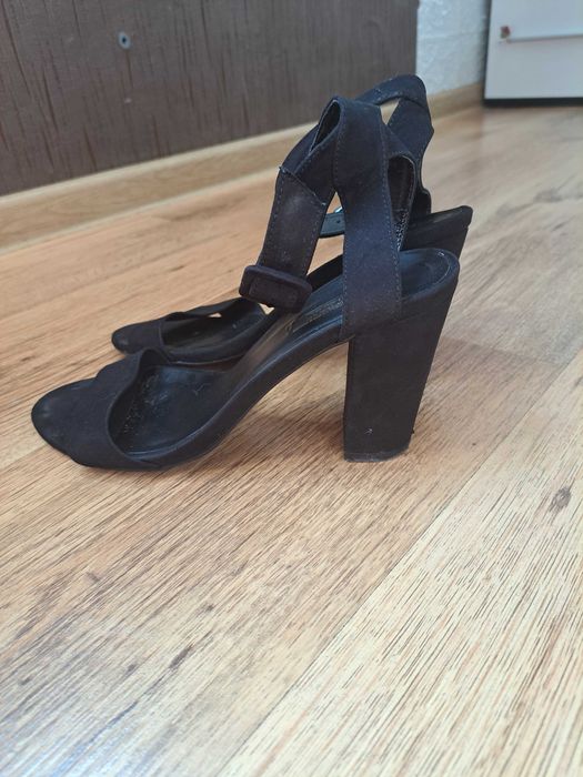 Сандали на ток Зара