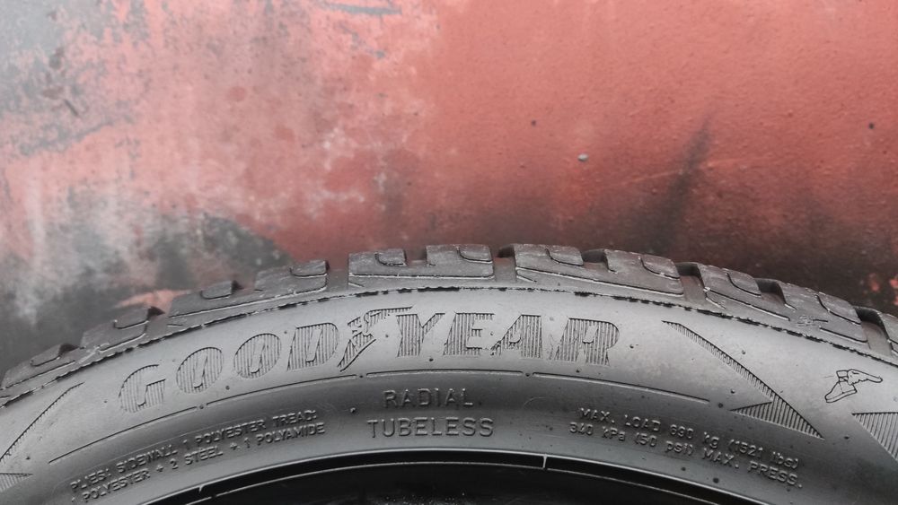 1бр. зимна гума 215/50/17 GoodYear Ultra Grip Performance 
dot22
6.8mm