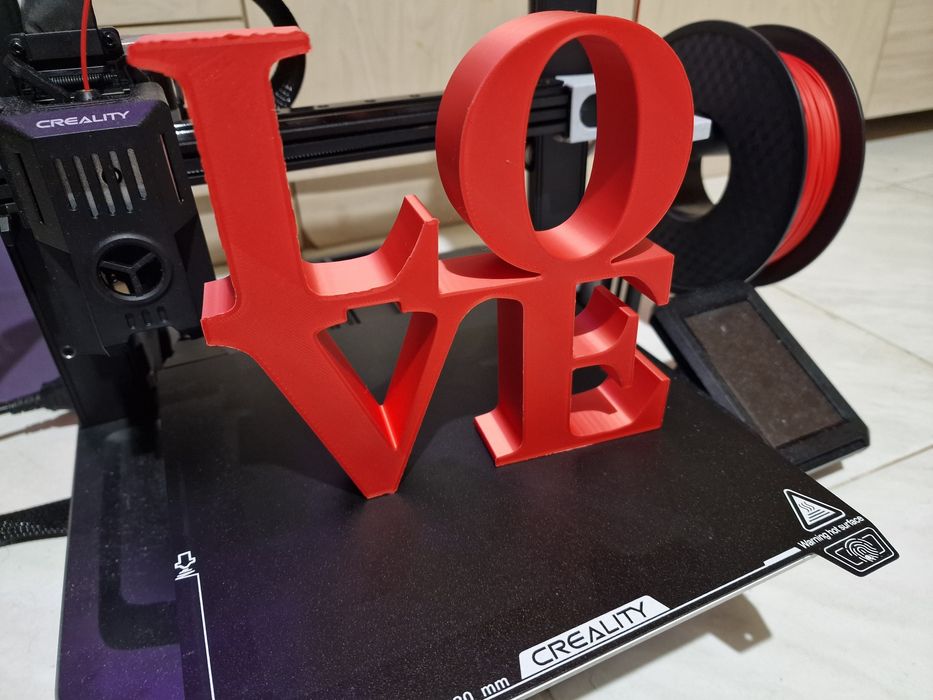 Надпис LOVE пластмасов - подарък любимия човек