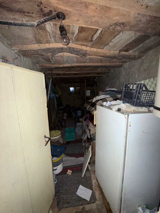 Къща с двор и селскостопански постройки