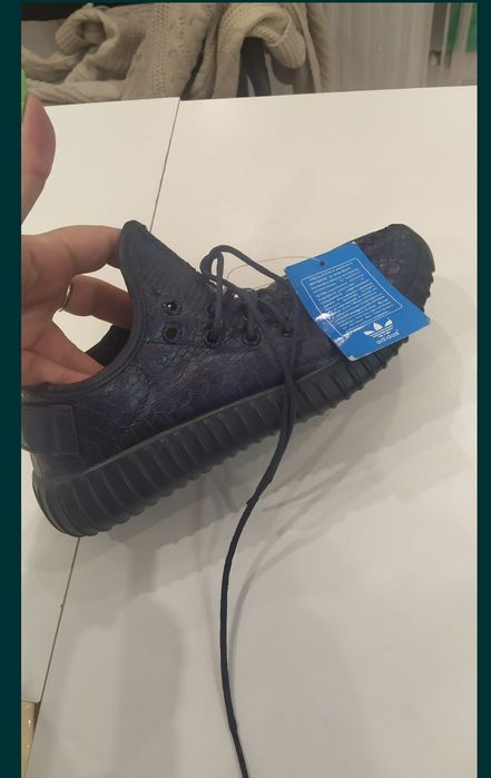 Новые кроссовки.