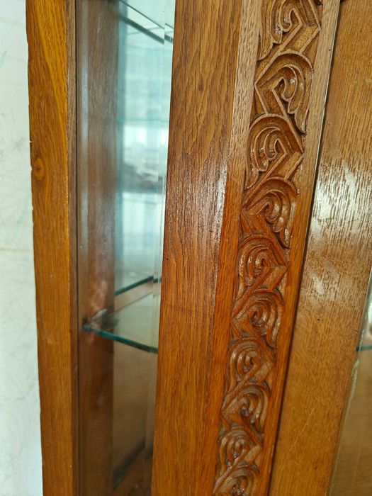 Mobila pentru sufragerie - Vitrina din lemn masiv de stejar cu decoratiuni sculptate, usi din sticla si spate oglinda in stil neo-romanesc