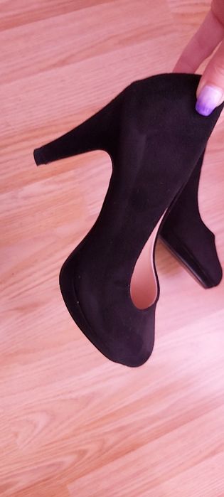 Обувки на ток 36 номер.20 лв.