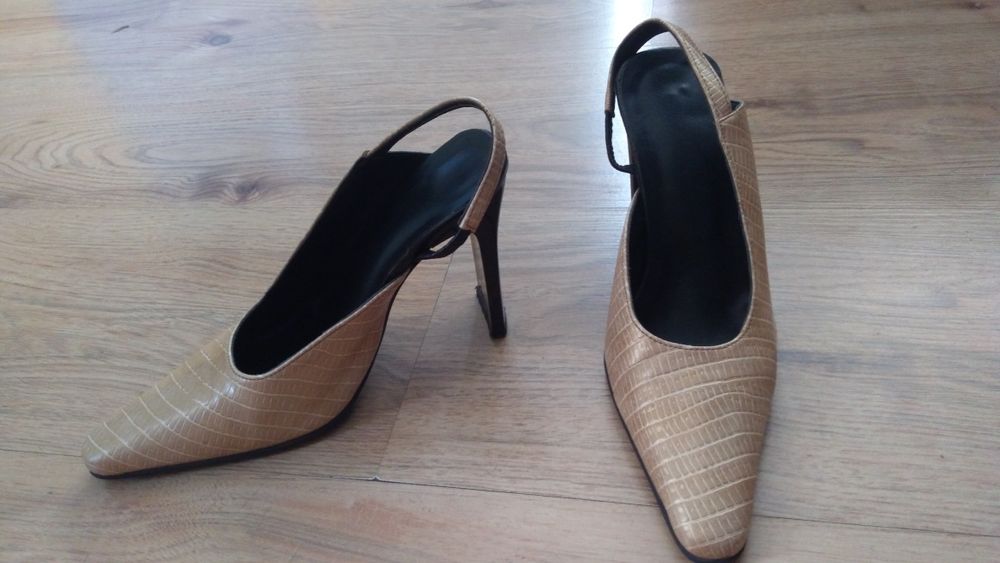 Златисти обувки с ток