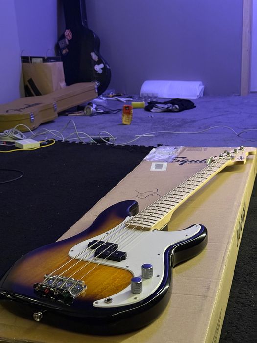 Бас китара Squier by Fender
