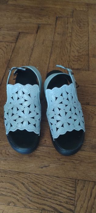 Vand sandale noi de piele