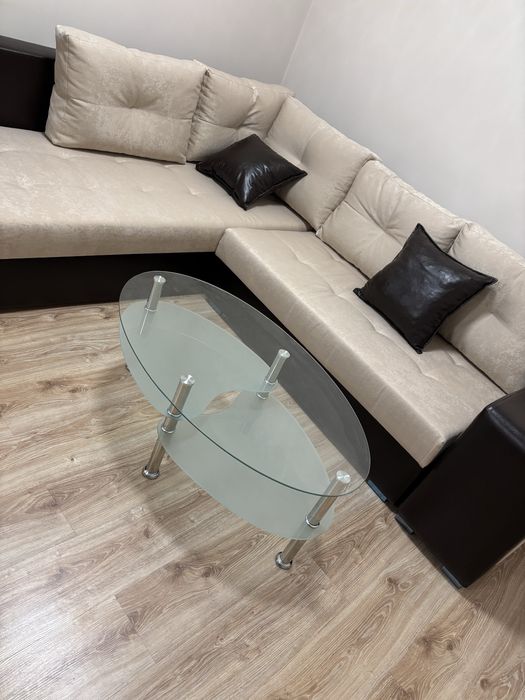 Интериорна стъклена маса