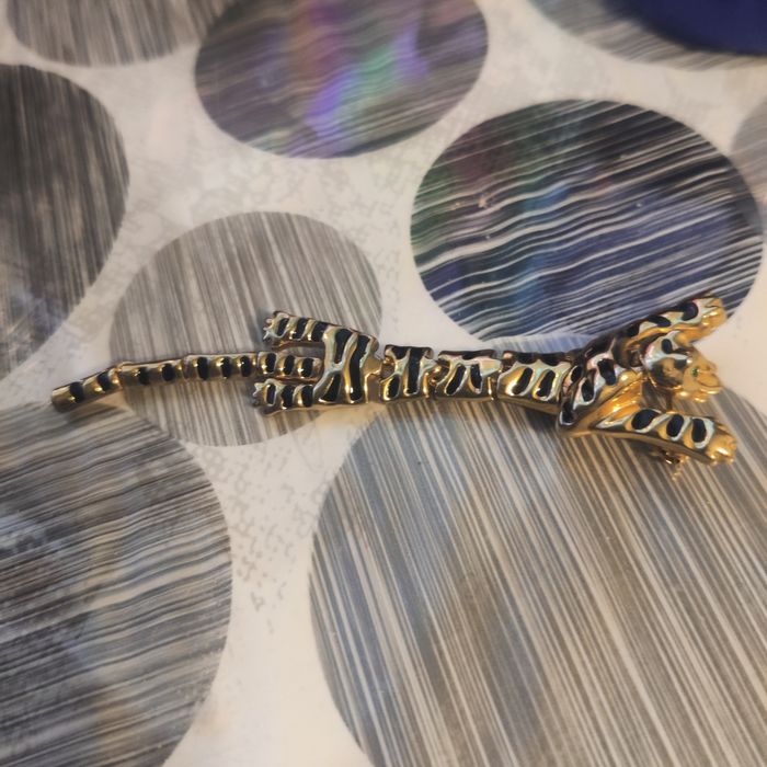 Позлатена брошка на Ягуар  със изумрудено зелени очи