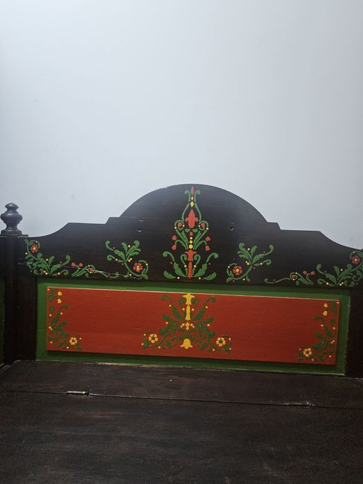 Bancheta din lemn, veche, pictata manual.