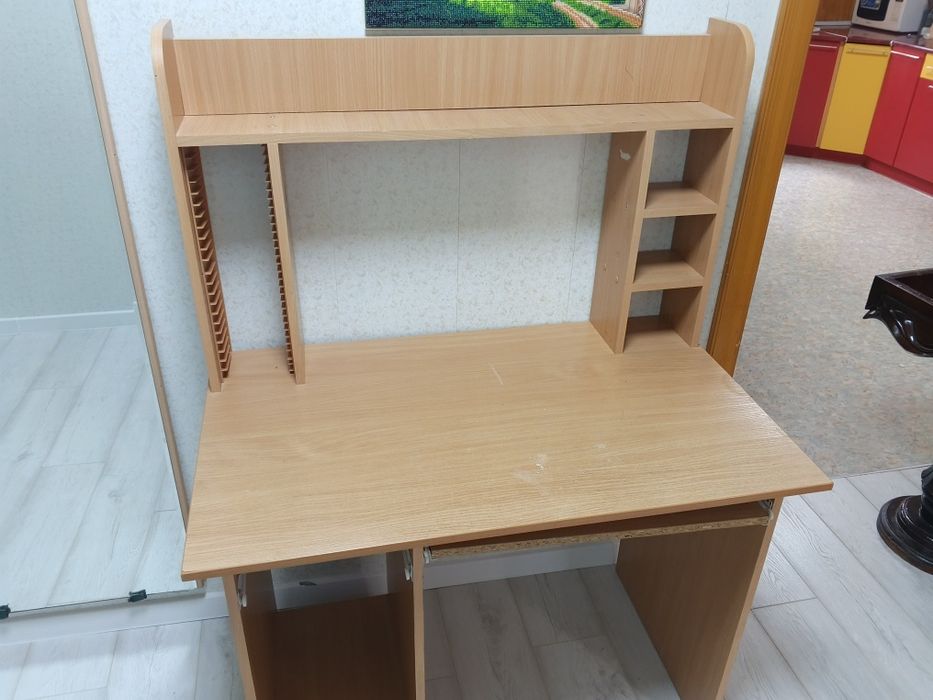 Компьютерный стол продам за 8000