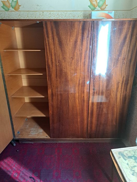 Голям трикретен гардероб