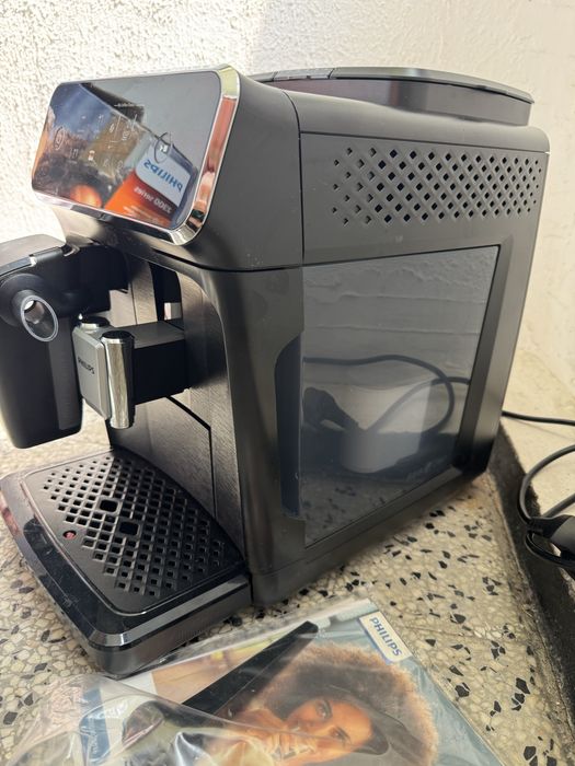 Кафеавтомат Philips 2300 EP2330/10, Автоматична Кафемашина LatteGo 4 Напитки, Тъч Дисплей, Керамична Мелачка, AquaClean, Тиха Работа 15bar