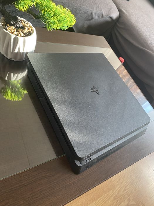 Vând playstation 4 slim
