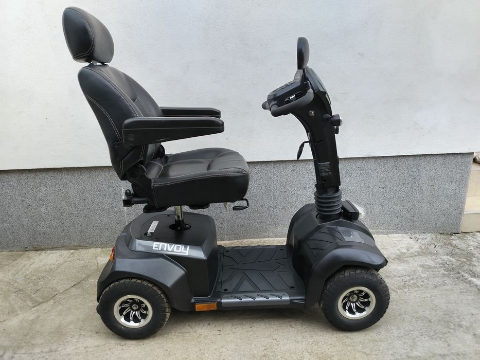 Cărucior scuter electric persoane cu dizabilități