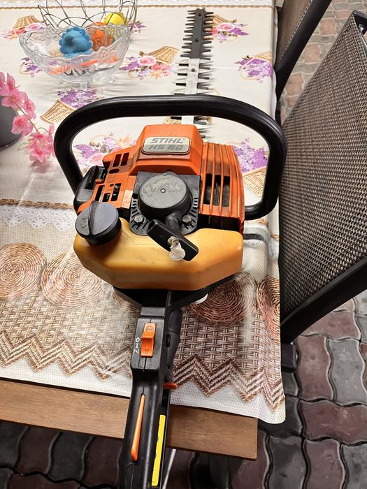 Trimmer gard viu STIHL HS 80 (Lamă lungă de 1 metru) – Profesionist / Stare bună